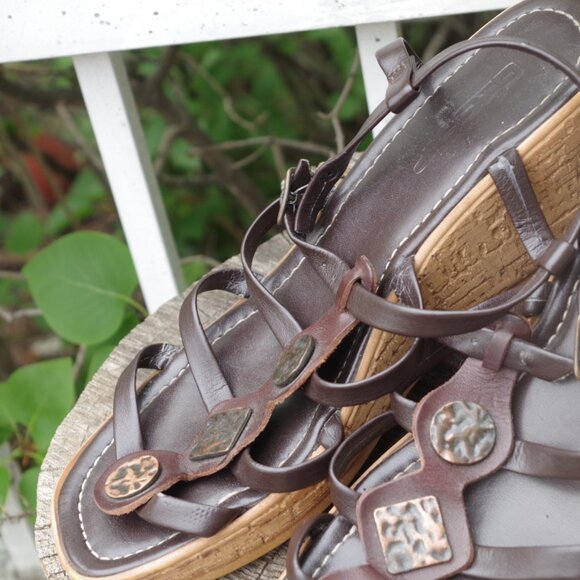 Cute Sandals By Gossip Leatgher With Copper & Metal Buttons - Picture 5 of 7